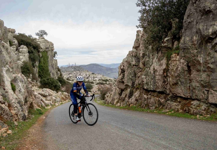 Ciclista esforzándose en la subida al Torcal.