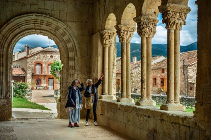 portico iglesia san miguel sotosalbos segovia