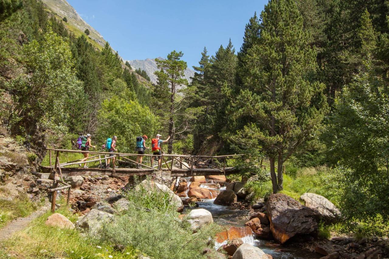 Senderistas cruzando el Barranco de Anes Cruces en el Parque Natural Posets-Maladeta (Huesca).