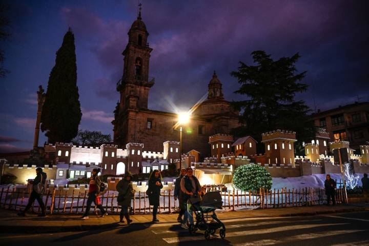 Con la noche, el pueblo brilla más.