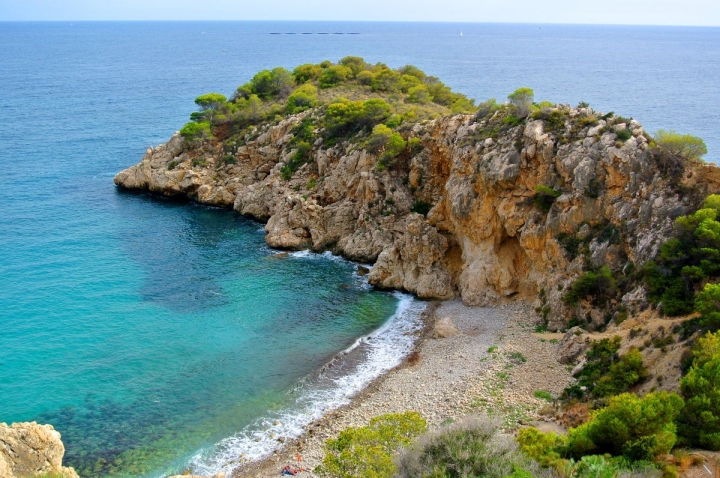 La pedregosa cala de Mascarat. Foto: Camino Martínez.