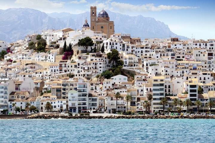 Panorámica de Altea, con la iglesia Nuestra Señora del Consuelo al fondo. Foto: Shutterstock.