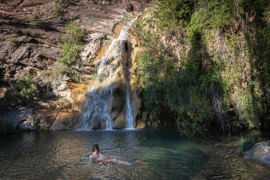 A la sombra del dinosaurio: un paseo por los Amanaderos de Riodeva 