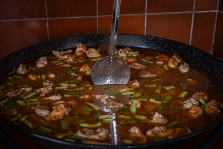 Medición del caldo necesario para la paella con la espumadera.