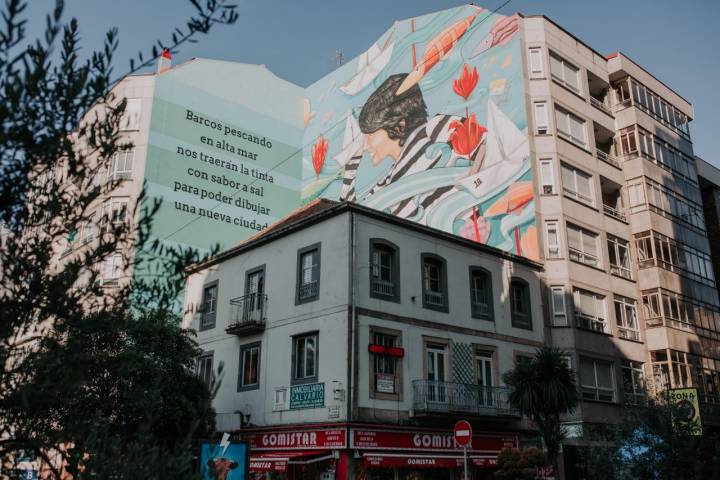 Vista del mural de Proyecto Ewa con los versos de Alejandro Fernández.