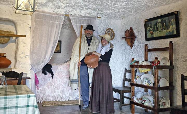 Octavio Montesdeoca y María Lezcano, vestidos con los trajes de campesinos canarios.