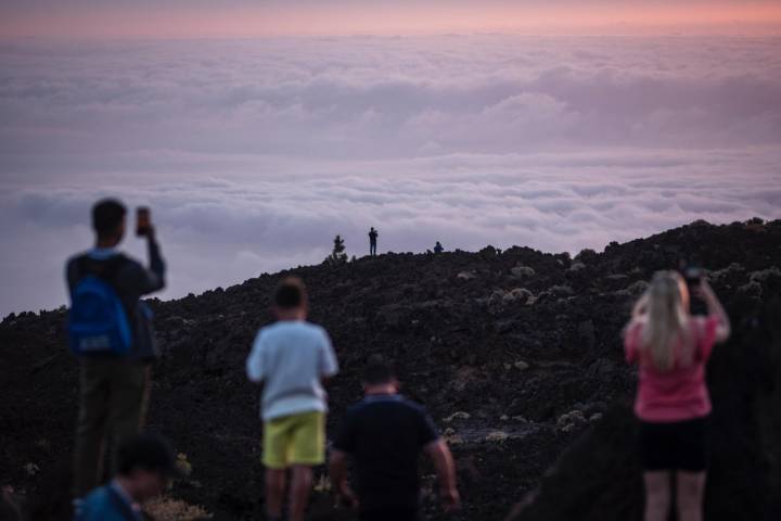 Un mar de nubes cubre el Atlántico visto desde el Parque Nacional del Teide