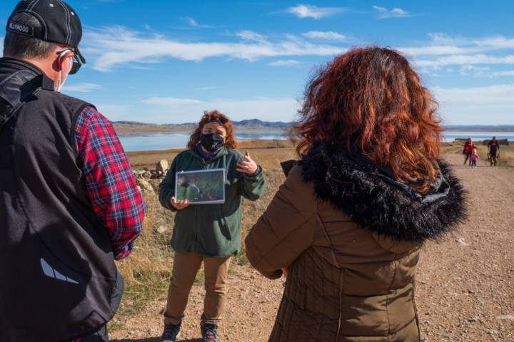 Avistamiento de grullas en Gallocanta: la guía Carmina Franco con dos excursionistas