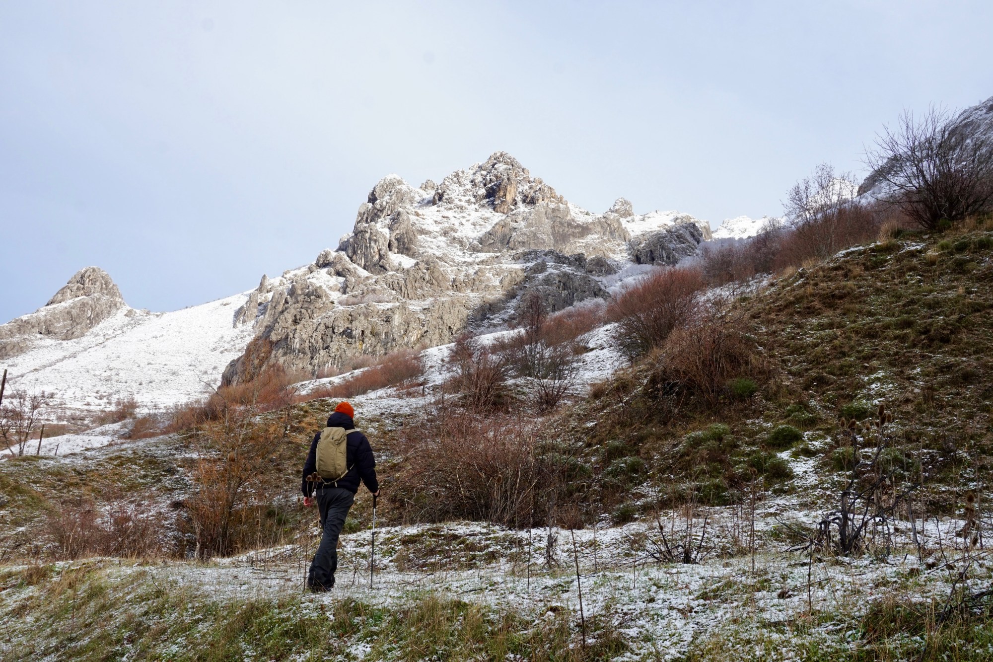 Cumbres de caliza junto a la carretera
