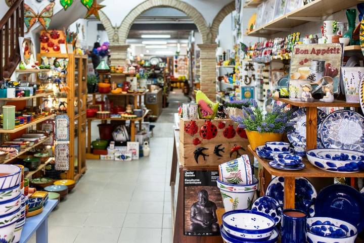 Las tiendas al pie de la calle-carretera principal de La Bisbal son una feria.