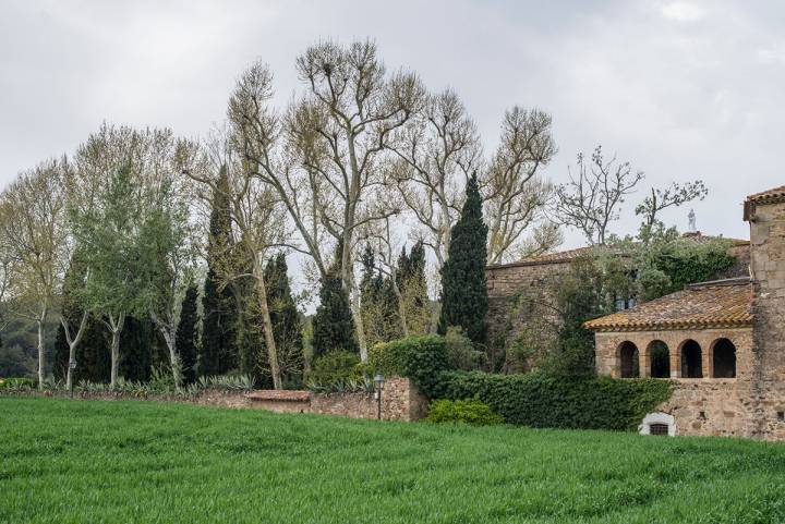 Monells, La Pera o Maremanya ofrecen rincones medievales perfectos.