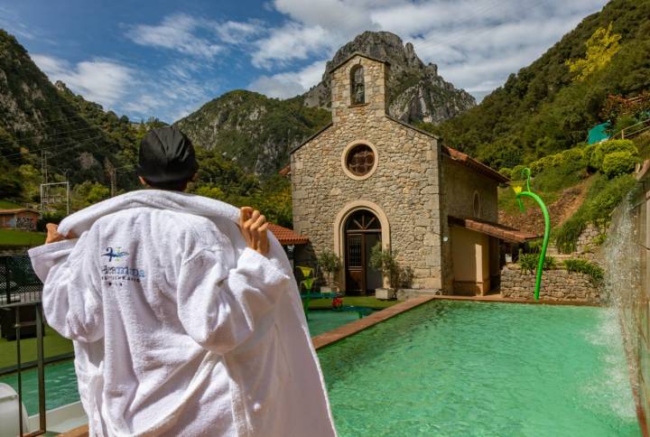 El balneario se encuentra muy cerca del pueblo de La Hermida.