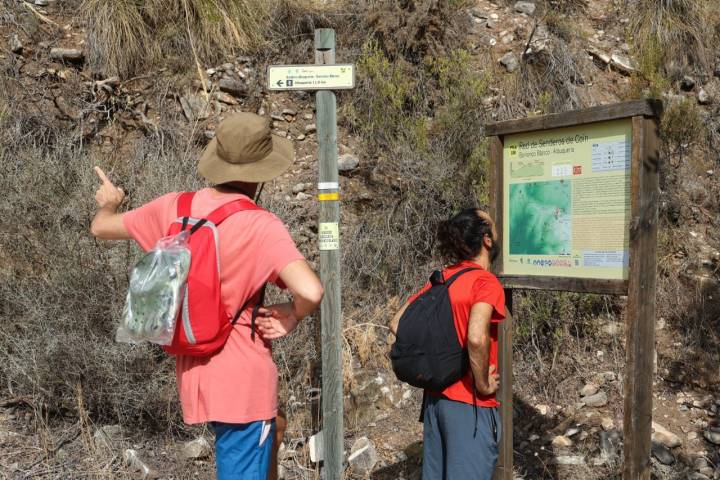 un hombre mira el mapa de barranco blanco