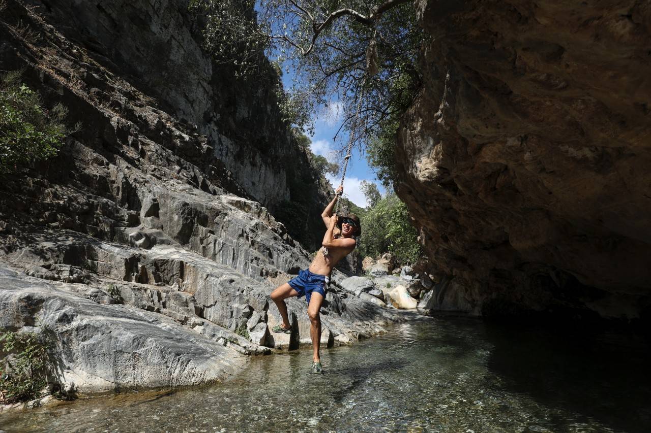 Un hombre juega sobre el agua.