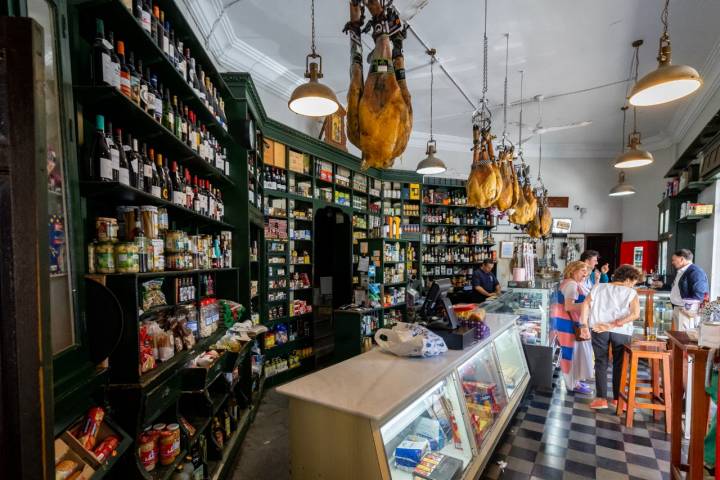 'Casa Palacios', uno de esos bares/tienda de ultramarinos con solera.