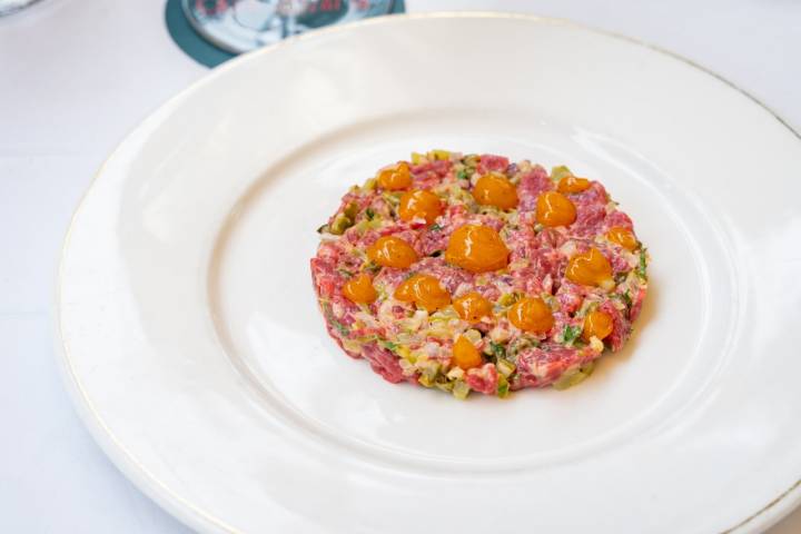 Steak tartar de vaca vieja cortado a cuchillo.