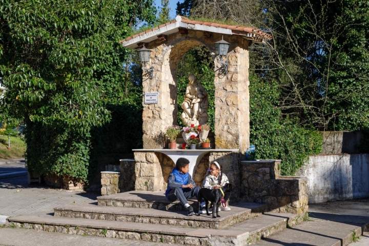Niños y perro descansan en un punto de la ruta.