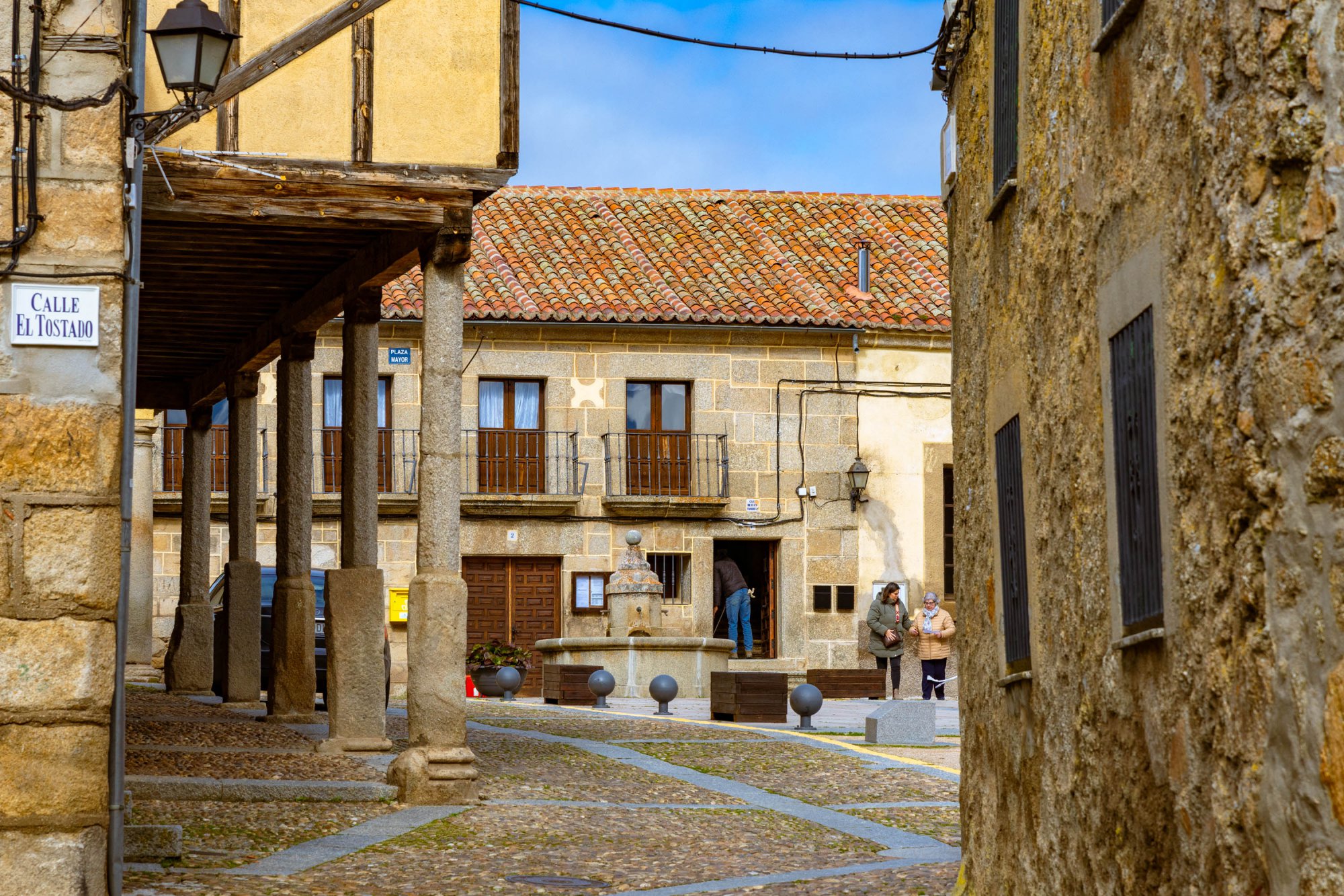 La plaza Mayor, porticada de estilo castellano.