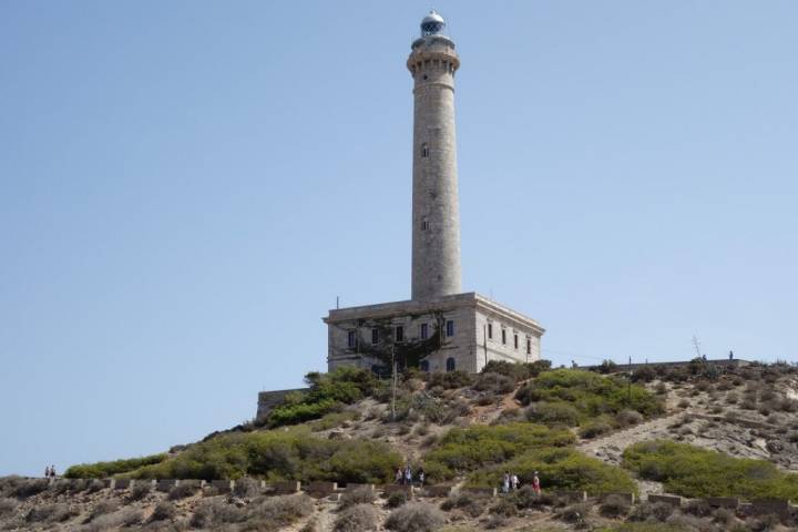 El histórico faro de Cabo de Palos es uno de los más impresionantes de España.