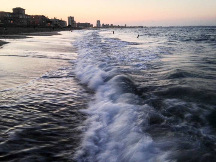 La playa de Levante al atardecer con los rascacielos de la Manga al fondo. Foto: Ramón Peco y Manuela Martínez.