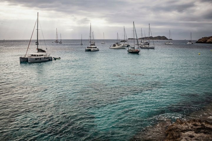 Varios barcos descansan frente a la costa.
