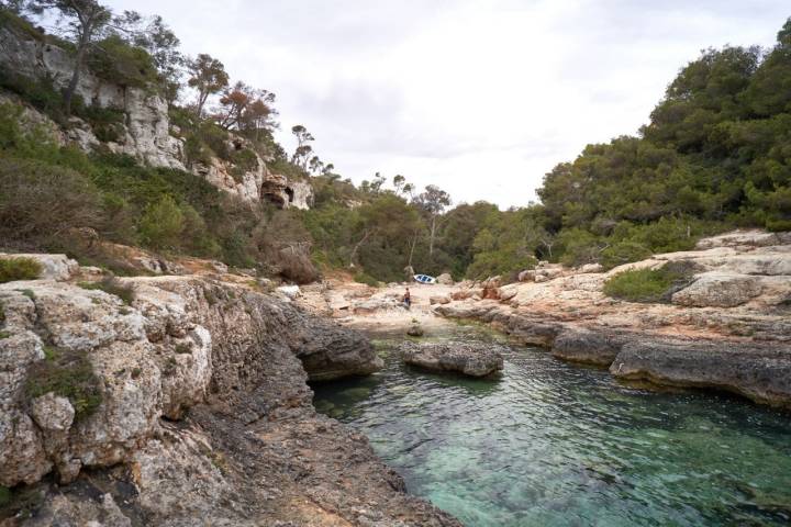 Desde esta playa hay una ruta a pie hasta otra joya de la corona, Caló des Marmols.