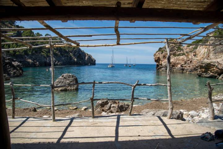 Cala Deià es una playa bastante escondida en el corazón de la Serra de Tramuntana.