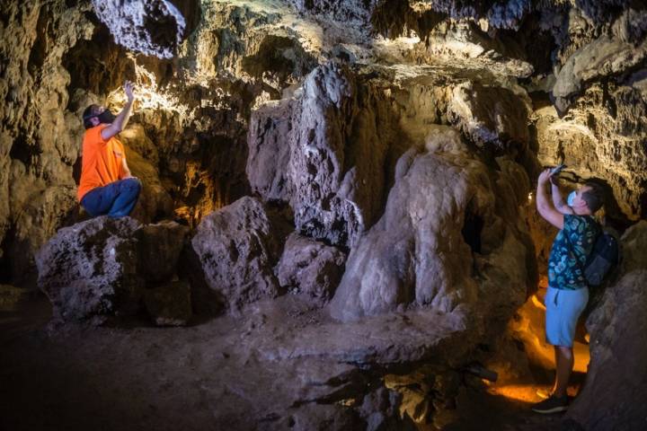 Camí del Riu: gruta de Les Deus