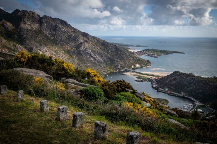 Espectaculares vistas que quitan el aliento y justifican desvíos, como al mirador de Ézaro en el monte Pindo.