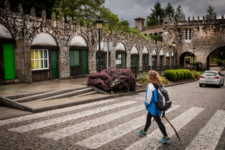 Con las arcadas del Pazo de Cotón al fondo, esta imagen tan Abbey road te hará sentirte un Beatle.