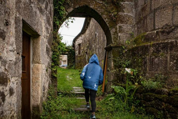 Un clima inquietante te empuja como en las pelis de terror a traspasar el arco ojival de San Martiño de Ozón.