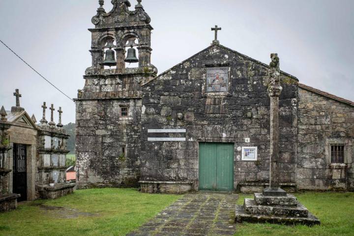 La iglesia románica de San Martiño de Ozón con las piedras pintadas por la humedad de siglos.