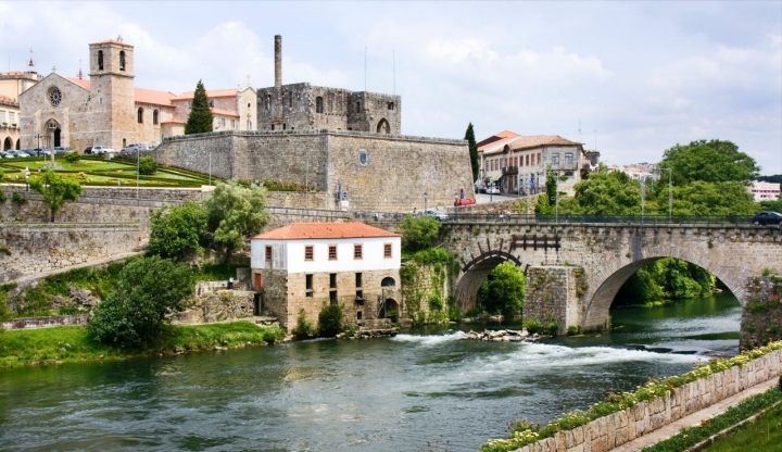 Puente medieval sobre el río Cávado, ruinas del Palacio del Conde de Barcelos y la iglesia de Santa María Maior al fondo. Puente medieval sobre el río Cávado, ruinas del Palacio del Conde de Barcelos y la iglesia de Santa María Maior al fondo.