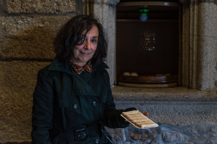 Camino Portugués por la Costa (Tramo1): Geles muestra los peces de almendra del convento de las Clarisas