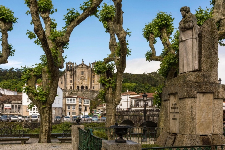 Camino Portugués por la Costa (Tramo 3): escultura de Rosalía de Castro en Padrón