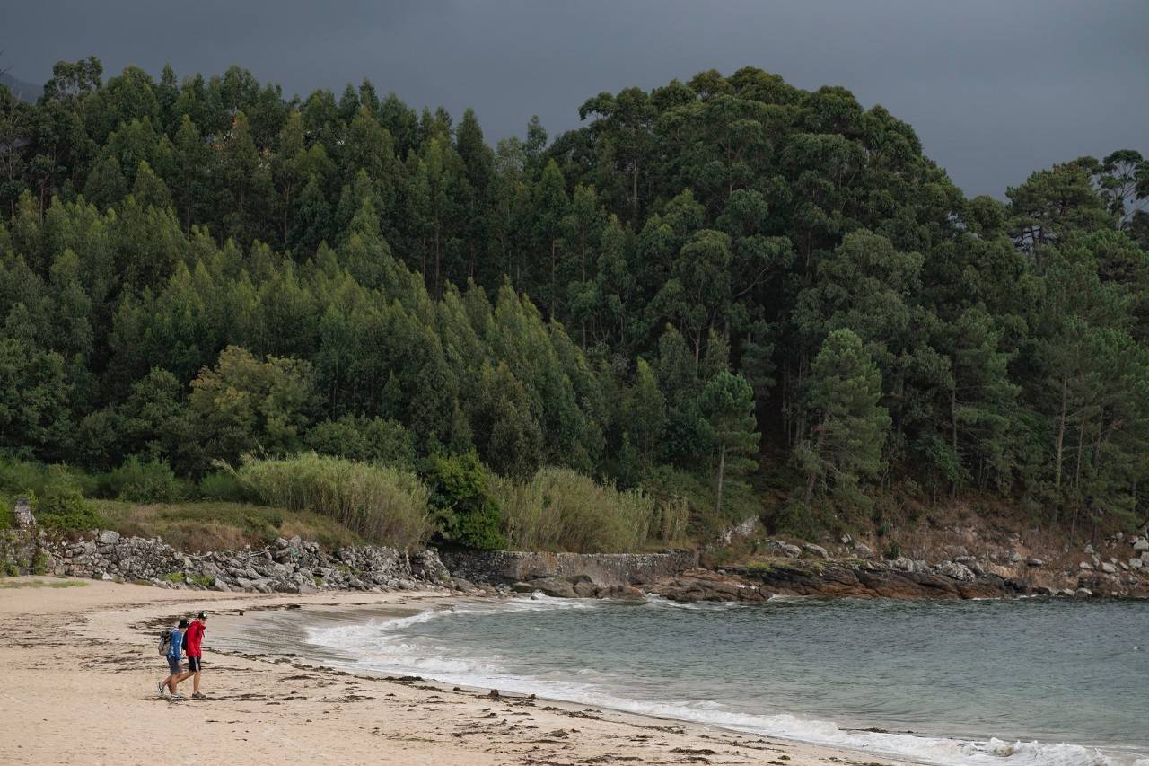 Camino de Santiago ría Muros Noia apertura chicos en playa