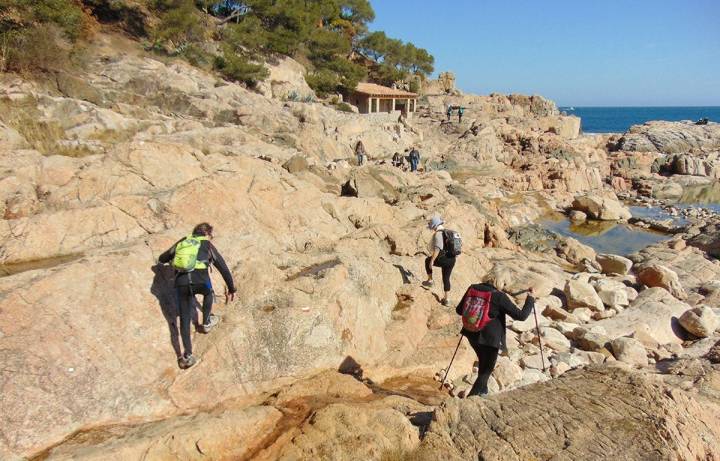 Para terminar el tramo, hay que salvar algunas rocas grandes y planas.