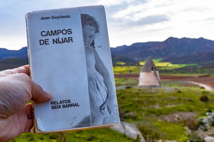 Un ejemplar del libro Campos de Níjar en el Molino de los Genoveses