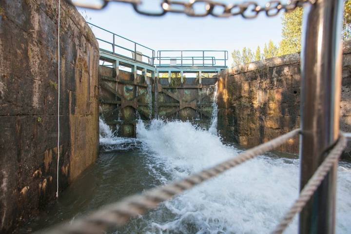 El agua sube rápidamente en la esclusa cerrada y el barco con ella.