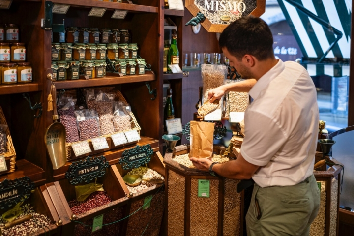 Tienda 'La Barata' en Cangas de Onís (Asturias) Tienda 'La Barata' en Cangas de Onís (Asturias)