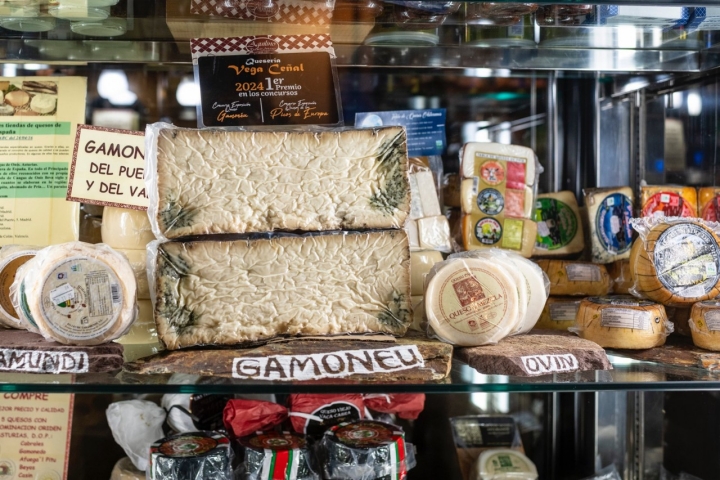 Selección de quesos asturianos en el escaparate de 'Aquilino' (Cangas de Onís) Selección de quesos asturianos en el escaparate de 'Aquilino' (Cangas de Onís)