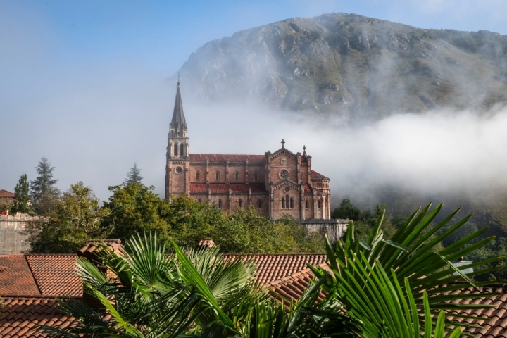 Santuario de Covadonga en Cangas de Onís (Asturias) Santuario de Covadonga en Cangas de Onís (Asturias)