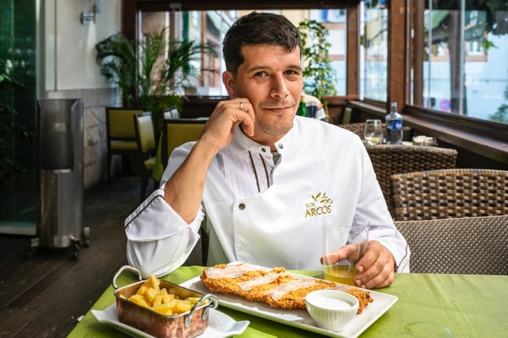 Carlos Peruyera, chef del restaurante 'Los Arcos' (Cangas de Onís), ganador del Mejor Cachopo de España Carlos Peruyera, chef del restaurante 'Los Arcos' (Cangas de Onís), ganador del Mejor Cachopo de España