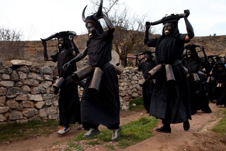 Los diablos, preparados para aterrorizar al pueblo.