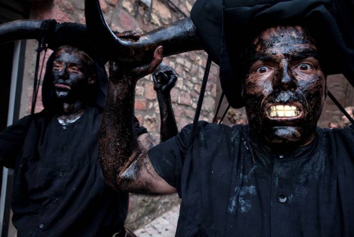 Los diablos, preparados para aterrorizar al pueblo.