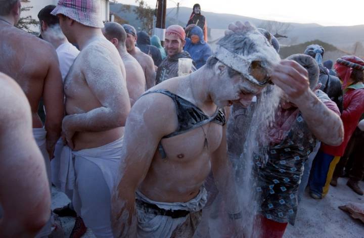 La gente se mancha como parte de la fiesta. Foto: Nacho Calonge.