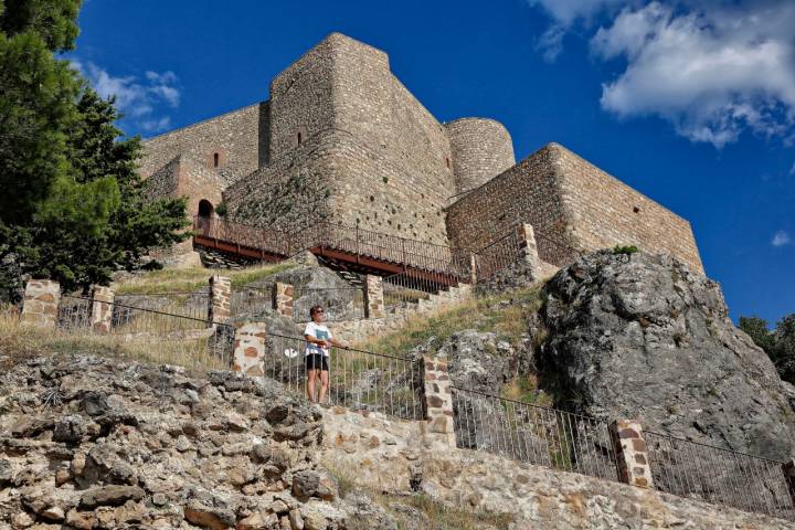 Una camino con 88 peldaños lleva a la entrada del castillo.