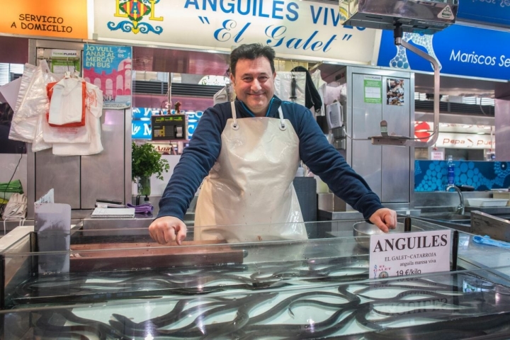 El puesto de Anguilas El Galet en el mercado central de Valencia.