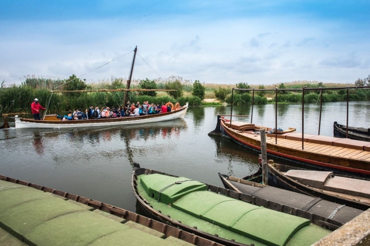 Un grupo de visitantes pasean en barca por La Albufera, a la altura de Catarroja, Valencia.