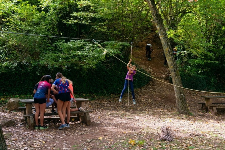 Niñas jugando en una tirolina en Parc El Molí Nou de Moià (comarca del Moianès, Barcelona).